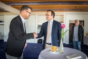Der abgewählte Stadtpräsident David H. Bon gratuliert Roger Martin (links) zur Wahl. (Bild: Andrea Stalder)
