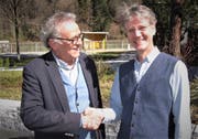 Präsident Erich Herger gratuliert Fabian Müller, dem «Bauherrn» des Hauses der Volksmusik, zur Ehrenmitgliedschaft. (Bild: PD)
