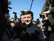 «Heute beginnt ein neues Leben - ohne Korruption, ohne Schmiergeld»: Wladimir Selenski, der Favorit der Wahlen in der Ukraine, am Sonntag. (Bild: KEYSTONE/APA/APA/GISELA LINSCHINGER)