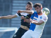 Der GC-Verteidiger Bujar Lika im Zweikampf mit Luganos Captain Jonathan Sabbatini (Bild: KEYSTONE/MELANIE DUCHENE)