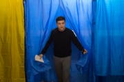 Der ukrainische Komiker und Präsidentschaftskandidat Wolodimir Selenski in einem Wahllokal in Kiew. (Bild: Emilio Morenatti/AP, 31. März 2019)