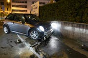 Das Auto wurde beim Unfall stark beschädigt. (Bild: Luzerner Polizei (Emmenbrücke, 30. März 2019))