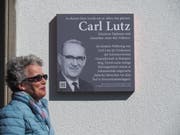 Stieftochter Agnes Hirschi enthüllte mit sichtlicher Bewegung die schlichte Gedenktafel am Geburtshaus. Bild: PD