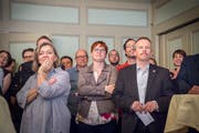 Spannung: CVP-Wahlkampfleiterin Kathrin Bünter, die zukünftige SP-Stadträtin Barbara Dätwyler und der wiedergewählte EDU-Gemeinderat und -Parteipräsident Christian Mader in vorderster Reihe. (Bild: Andrea Stalder)