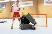 Der Junioren-Internationale Remo Schuler, hier mit Uris Mannschaftskollege und Goalie Marc Blöchlinger, schiesst jetzt auch in der NLA seine Tore. (Bild: Philipp Zurfluh, Seedorf, 12. September 2018)