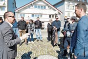 Die Gäste, darunter auch der Lichtensteiger Stadtpräsident Mathias Müller (rechts), lauschen interessiert den Worten von Schwellbrunner Gemeindepräsident Hansueli Reutegger (links). (Bild: Valentina Thurnherr)