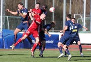 Das Spiel zwischen Frauenfeld (rot) und Amriswil bot viel Kampf und Krampf. (Bild: Mario Gaccioli)
