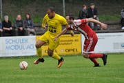 Der Sarner Lukas Koch, hier im Duell mit Altdorfs Calderon Mavembo (am Ball), verstärkt nach seiner Amerika-Reise die Sarner in der Abwehr. Bild: Urs Hanhart (Altdorf, 14. Mai 2017)
