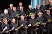 Die beiden Männerchöre Cham und Zug lassen im Casino eine frühlingshafte Stimmung aufkommen. (Bild: Patrick Hürlimann (Zug, 31. März 2019)