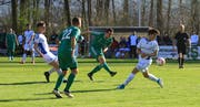 Cyrill Schlegels Schuss in der 35. Minute ist sinnbildlich für das verlorene Spiel gegen den FC St. Margrethen: Dem FC Buchs gelang es nicht, zwingende Torchancen zu kreieren. (Bild: Robert Kucera)