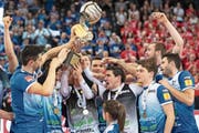 Zum dritten Mal in Folge und zum sechsten Mal insgesamt halten Amriswils Volleyballer die Cup-Trophäe in den Händen. (Bild: Adrien Perritaz/KEY)
