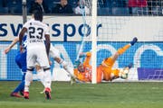 Basels Marek Suchy (verdeckt) schiesst das 1:0 für den FC Basel – FCL-Goalie David Zibung hat keine Abwehrchance mehr. (Bild: Philipp Schmidli (Luzern, 30. März 2019)