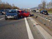 Gleich zwei Mal knallte es am Samstag auf der A1 im Kanton Solothurn. Bei den Auffahrunfällen wurden insgesamt fünf Personen leicht verletzt. (Bild: Polizei Kanton Solothurn)