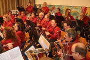 Die Eschenzer Musikantinnen und Musikanten zeigen beim Jubiläumskonzert, was sie können. (Bild: Peter Spirig)