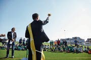 Diakon Christian Kelter weiht den Kunstrasen in Hünenberg ein. (Bild: Jakob Ineichen (30. März 2019)