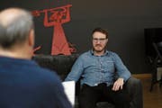 Florian Arnold, interviewt von seinem Vorgänger Bruno Arnold, sprich über die Zukunft der «Urner Zeitung». (Bild: Markus Zwyssig, Altdorf, 28. März 2019)