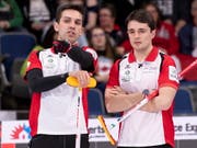 Skip Peter De Cruz (links) und Benoît Schwarz fanden im Match gegen Norwegen gute Lösungen (Bild: KEYSTONE/AP The Canadian Press/PAUL CHIASSON)