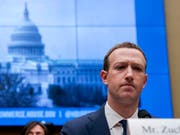Facebook-Chef Mark Zuckerberg hat sich in Gastbeiträgen für verschiedene Zeitungen für eine international abgestimmte Regulierung im Internet ausgesprochen. (Bild: KEYSTONE/AP/ANDREW HARNIK)