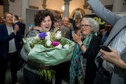 Regierungsratskandidatin Korintha Bärtsch wird gefeiert. (Bild: Philipp Schmidli)