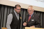 Friedrich Häcki (rechts), Präsident der kantonalen Schützengesellschaft Obwalden, im Gespräch mit Adrian Christen, Präsident der Schützengesellschaft Kägiswil. (Bild: Richard Greuter, Lungern, 29. März 2019)