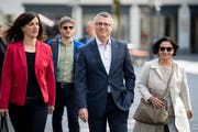 SP-Regierungsratskandidat Jörg Meyer mit Ylfete Fanaj (links) und Helene Meyer-Jenni (rechts). (Bild: Philipp Schmidli).