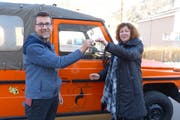Schlüsselübergabe: Erich Helfenstein übergibt den Schlüssel Sandra Jaeggi – das Auto geht nicht wie geplant nach Kenia, sondern nach Burkina Faso. Bild: PD