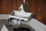 Der Sauna-Einbau muss sich unauffällig in die geschützte Jugendstil-Badhütte einpassen. Im Bild ist der Einbau sichtbar, weil das vordere Dach fehlt. (Bild: Reto Voneschen - 29. April 2018)
