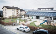 Auf dem Dach des Wohnhauses neben dem Kindergarten Zelgi ist eine Mobilfunkantenne geplant. (Bild: Andrea Stalder (Februar 2018))