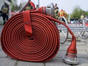 Die Feuerwehr konnte mit ihrem Einsatz ein Übergreifen der Flammen auf benachbarte Gebäude verhindern. (Bild: KEYSTONE/GAETAN BALLY)