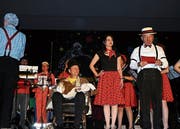 Gabi Dietsche und Markus Lüchinger (rechts) stellten humorvoll den frisch ernannten Oberleu vor. (Bild: Max Pflüger)