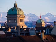 Unter der Bundeshauskuppel beginnt am Montag die Frühjahrssession. (Bild: KEYSTONE/ANTHONY ANEX)
