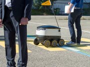 Sieht aus wie eine Kühlbox auf sechs Rädern: Ein von der Post eingesetzter Lieferroboter. (Bild: KEYSTONE/LUKAS LEHMANN)