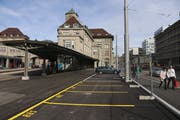 Der neue Parkplatz beim Gaiserbahnhof. Wo früher die Züge Richtung Teufen, Gais und Appenzell abfuhren, stehen heute Autos und Velos. (Bild: Reto Voneschen - 3. März 2019)