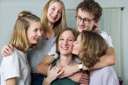 Jolein Odermatt (Mitte) mit ihren Vierlingsgeschwister: Zu fünft ist es toll.