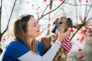 Petra Roos mit ihrem Windhundmischling Bella.