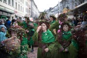 Am grossen Fasnachtsumzug vom Sonntagnachmittag in der St.Galler Marktgasse. (Bild: Benjamin Manser - 3. März 2019)