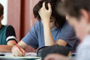 Eine neue Studie des Bundesamts für Gesundheit zeigt: In zwei von drei Klassenzimmern beeinträchtigt die Luftqualität die Leistung der Schülerinnen und Schüler. (Bild: KEY)