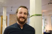 Josias Bruderer arbeitet mit seinem Verein im Lokal in Rorschach. (Bild: Jolanda Riedener)