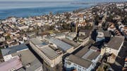 Das Feldmühle-Areal mit erhaltenswerten Fabrikhallen (links) und dem Kamin als Wahrzeichen der früheren Industriestadt. Nachbar im Osten ist die evangelische Kirche. (Bild: Hanspeter Schiess (26. Februar 2019))