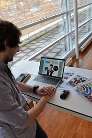 Silvan Widmer hat das Plakat für die Toggenburger Messe gestaltet. Als Model stellte sich der einheimische Mirco Scherrer zur Verfügung. (Bild: Sabine Camedda)