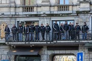 Am Güdismontag schaute sich die FCL-Mannschaft den Wey-Umzug in der Stadt Luzern an. (Bild: Leser Roman Beer)