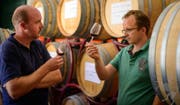 Graf Eberhard von Toggenburg (links) und Marketingleiter Lukas Schmittner bei der Weinverkostung auf dem Gut Poggio Rozzi in der Toscana. (Bild: PD)
