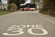 Busse der Autokurse Oberthurgau fahren im Auftrag des Kantons Thurgau durch die 30er-Zone eines Wohnquartiers. (Bild: Markus Schoch)