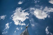 Ein Windrad in der Nähe von Chur. (Bild: Benjamin Manser)