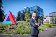 Helvetia-Chef Philipp Gmür vor dem Hauptsitz des Versicherers in St.Gallen. (Bild: Urs Bucher (18. August 2017))