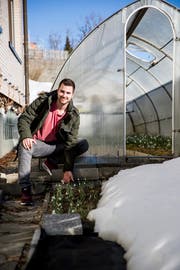Yanik Neff liebt es, die Details der Blüten zu studieren. (Bild: Mareycke Frehner)