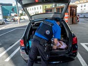 Wer im Ausland einkauft, bezahlt bis zu einem Einkaufswert von 300 Franken keine Mehrwertsteuer. Der Ständerat will prüfen, ob und wie dem Einkaufstourismus ein Riegel geschoben werden soll. (Bild: KEYSTONE/TI-PRESS/FRANCESCA AGOSTA)