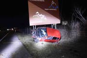 Der 26-jährige Fahrer dieses demolierten Wagens war alkoholisiert unterwegs. Bei dem Unfall verletzte sich der Mann. (Bild: Kapo SG)