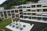 Ein Teil des Alters- und Pflegeheims Wier (im Bild ganz links) wird abgebrochen und durch einen Neubau ersetzt. Die übrigen beiden Häuser sollen verkauft und umgenutzt werden. (Archivbild: Sabine Camedda)