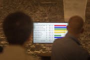 Bei kantonalen Wahlen ist der Pfalzkeller unter dem Regierungsgebäude in St.Gallen immer ein beliebter Treffpunkt für Politiker, Medienleute und andere Interessierte. (Bild: Michael Canonica - 28. Februar 2016)